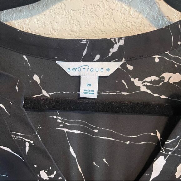 Boutique- Plus Size Black and White Marble Vein Paint Splatter Look Blouse, 2X - Picture 5 of 10
